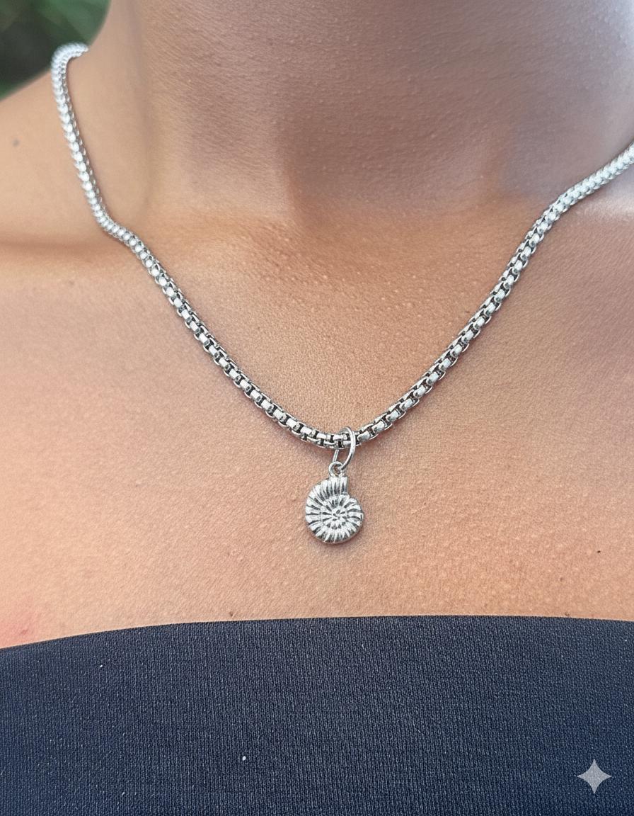 Conch Shell Pendant (Gold)