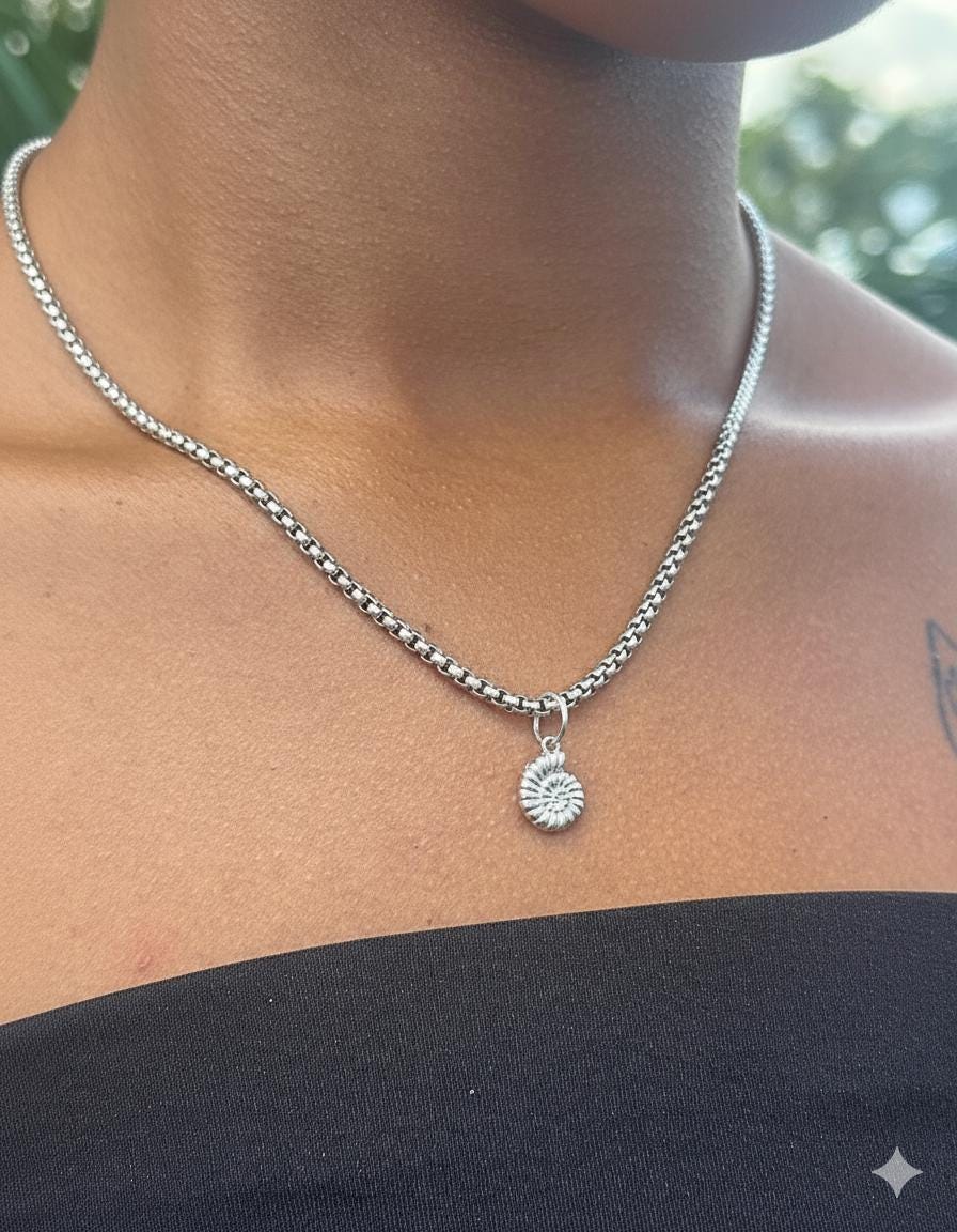 Conch Shell Pendant (Gold)