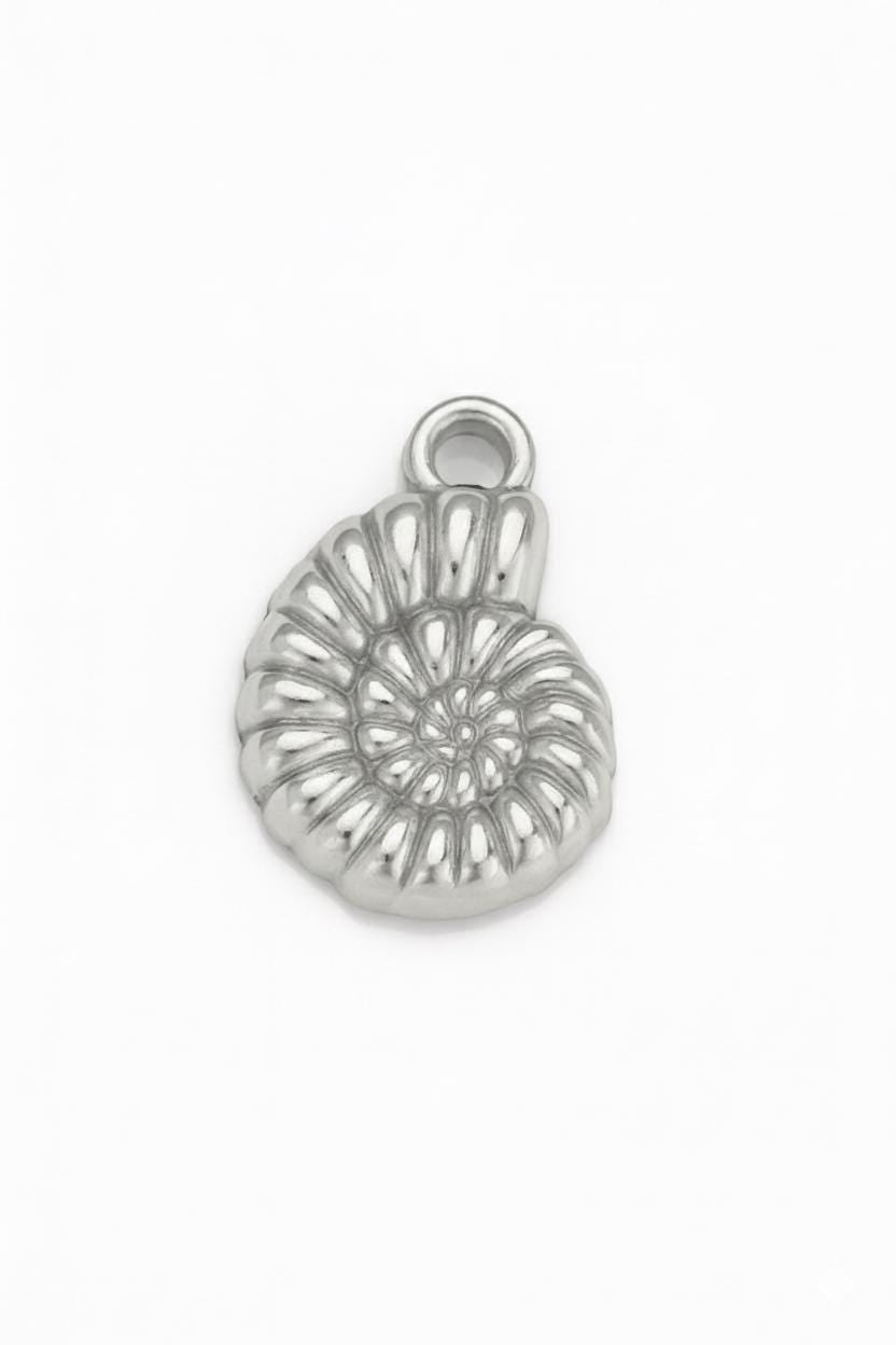 Conch Shell Pendant (Gold)