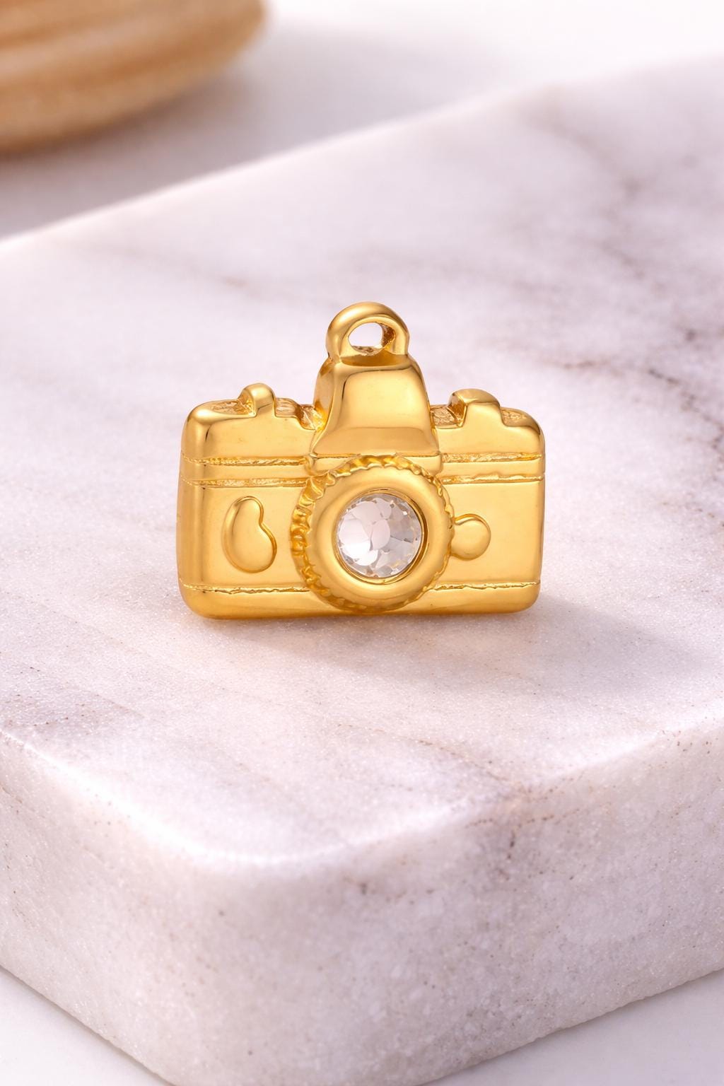 Camera Pendant (Gold)