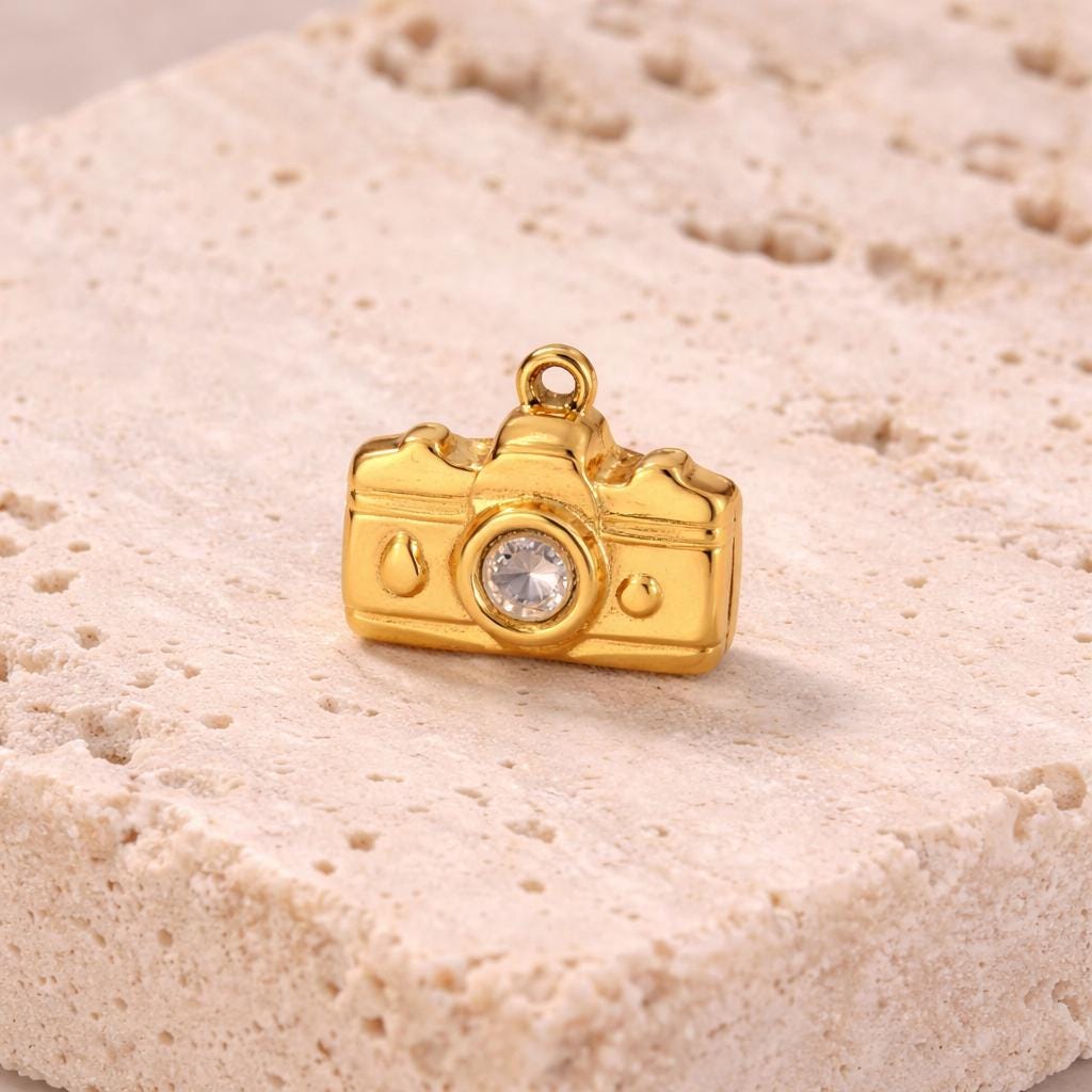 Camera Pendant (Gold)