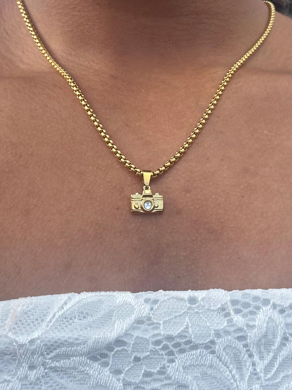 Camera Pendant (Gold)